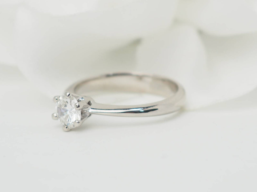 idée de bague de fiançaille en or blanc et diamant 