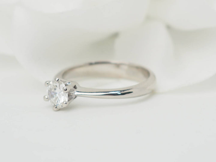 idée de bague de fiançaille en or blanc et diamant 