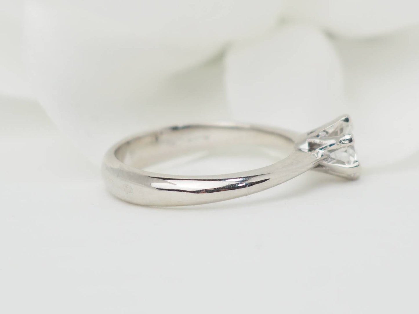 Bague solitaire en or blanc et diamant 0.53ct