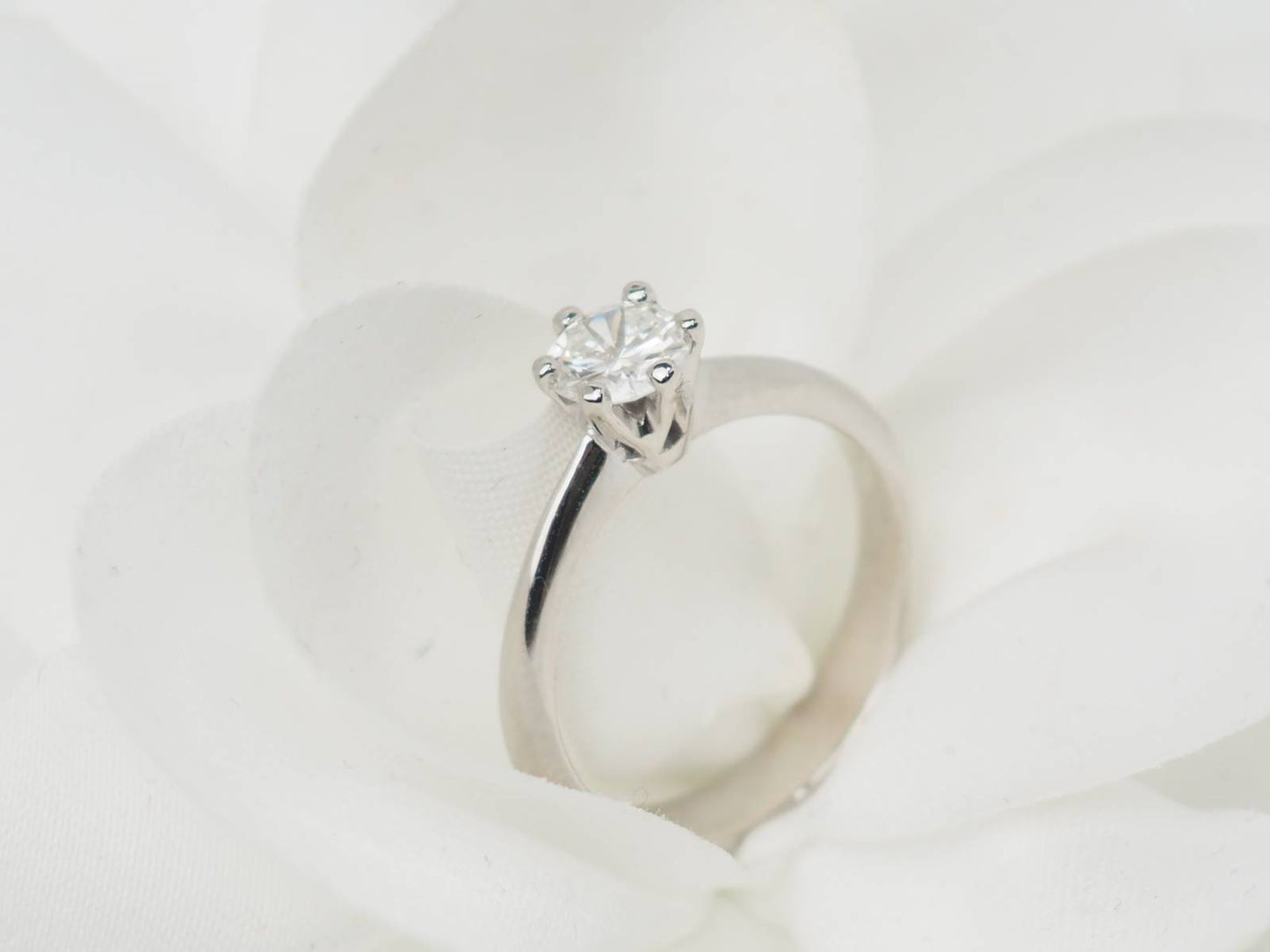 Bague solitaire en or blanc et diamant 0.53ct