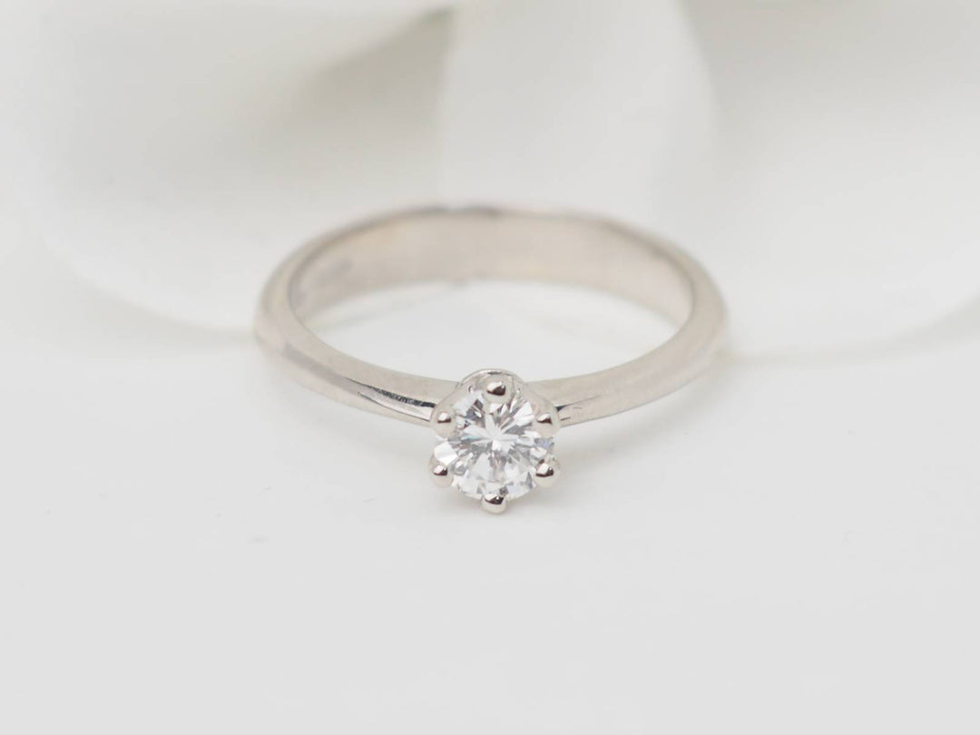 Bague de fiançaille en or blanc et diamant 