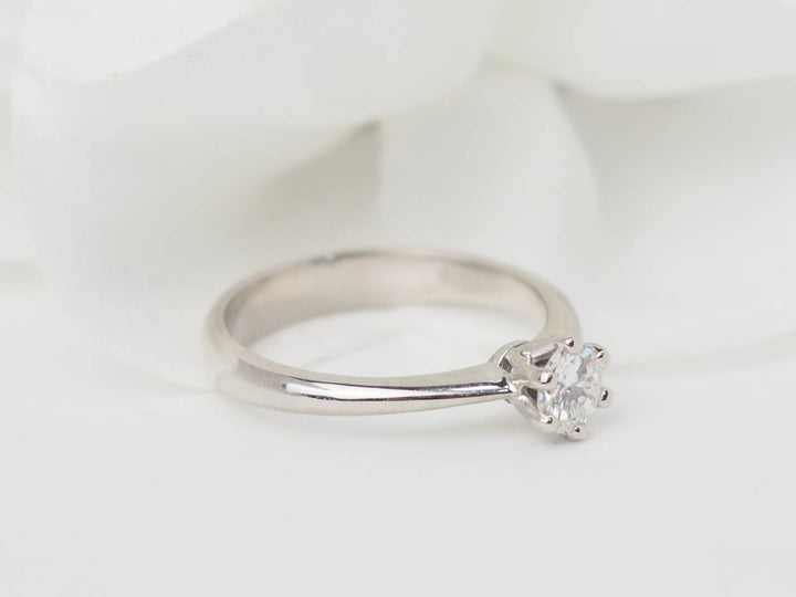 Idée de bague de fiançaille en or blanc et diamant 