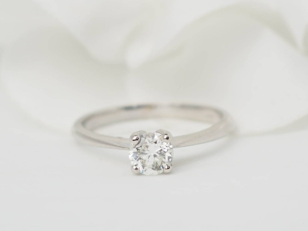 Bague solitaire en or blanc et diamant 0.51ct