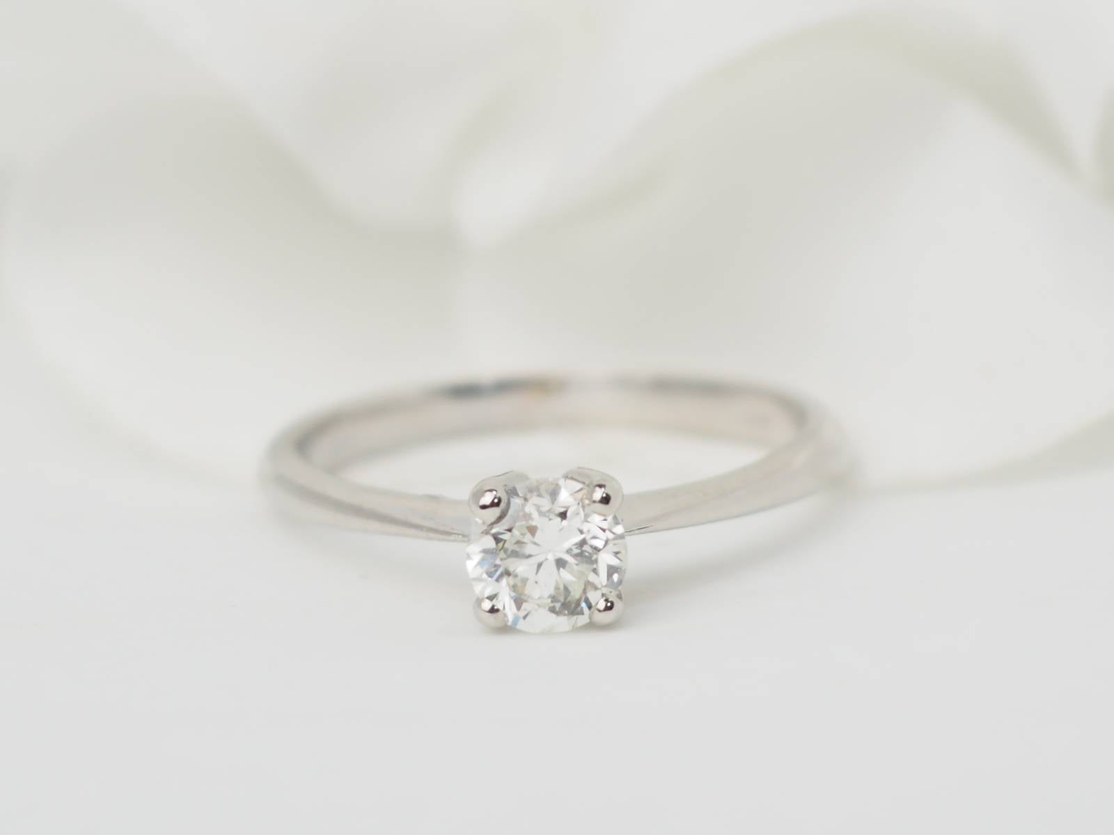 Bague solitaire en or blanc et diamant 0.51ct