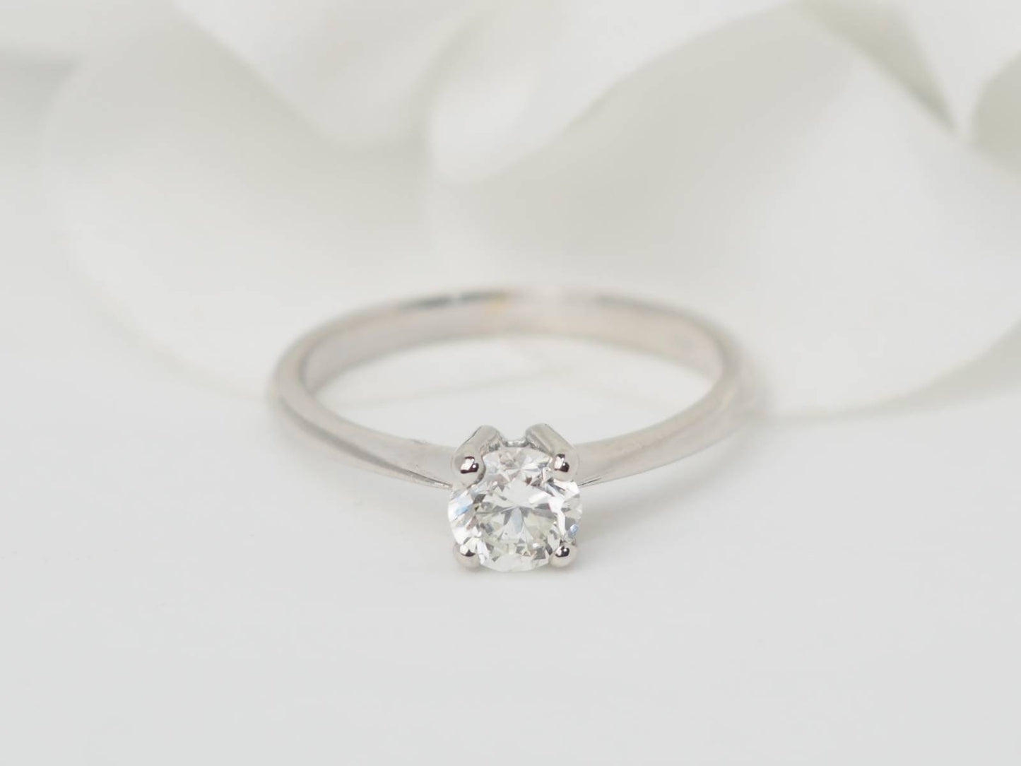 Bague solitaire en or blanc et diamant