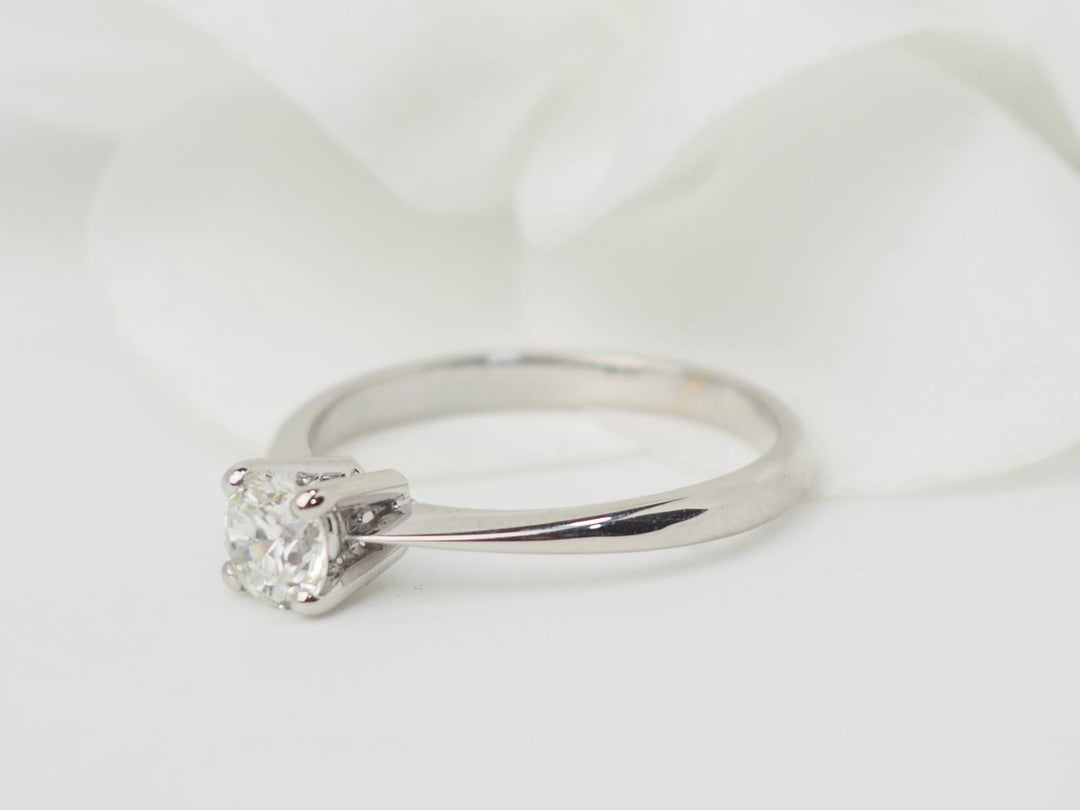 Bague de fiançaille en or blanc et diamant 
