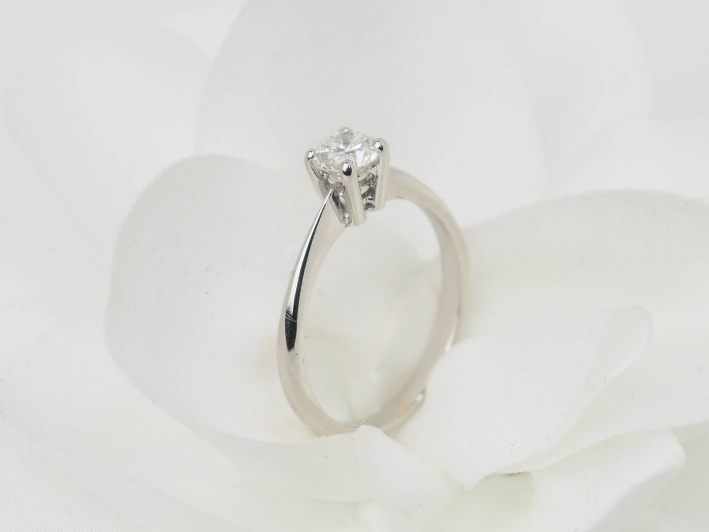 Bague solitaire en or blanc et diamant 0.51ct