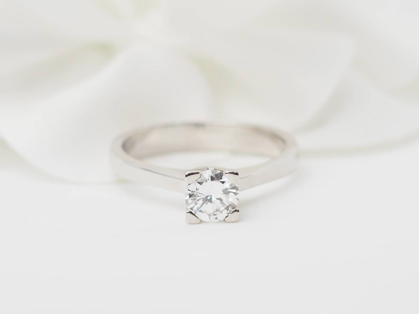 Bague solitaire en or blanc et diamant 0.51ct