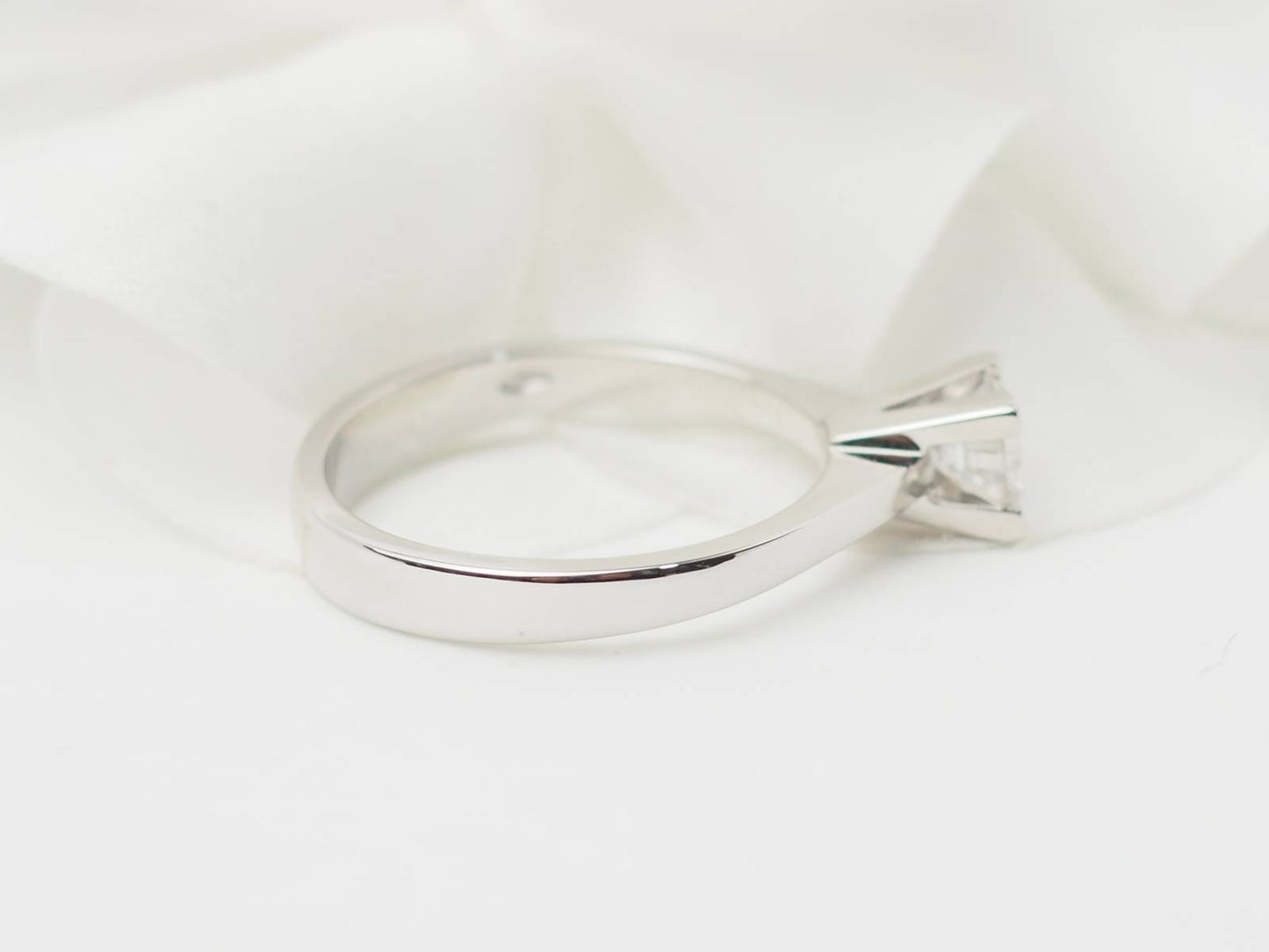 Bague solitaire en or blanc et diamant 0.51ct