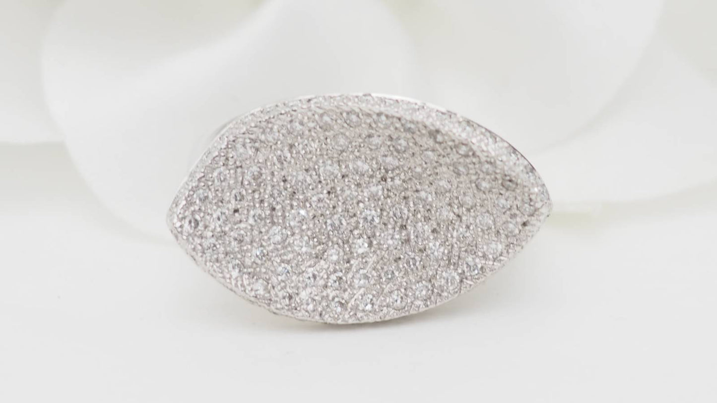 Bague pavage en or blanc et diamants