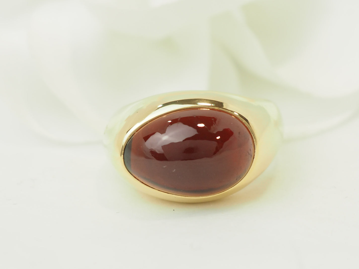Bague vintage Pomellato en or jaune et grenat cabochon