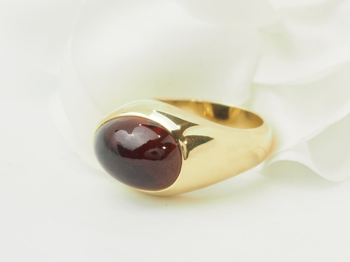Bague vintage Pomellato en or jaune et grenat cabochon