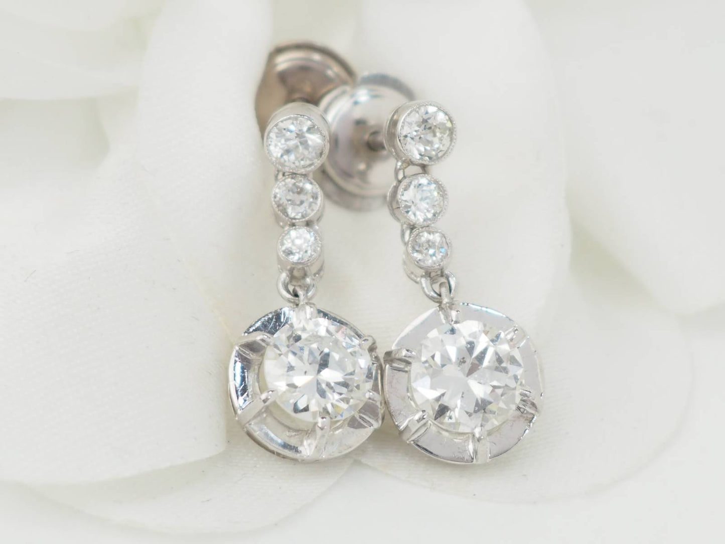 Dormeuses anciennes en or blanc et diamants