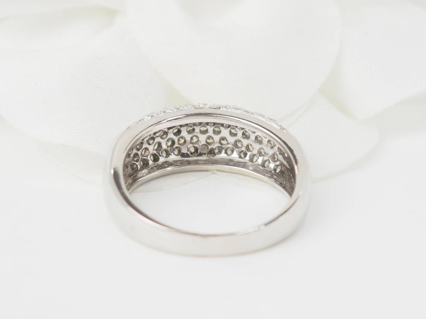 Bague jonc en or blanc et diamants