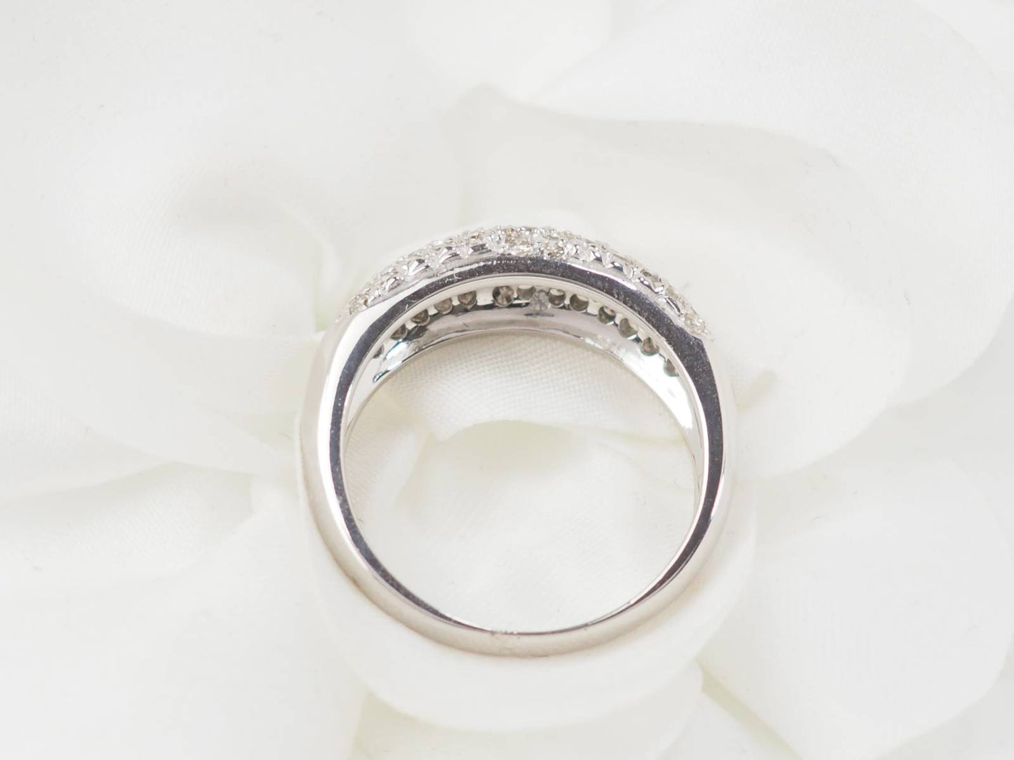 Bague jonc en or blanc et diamants