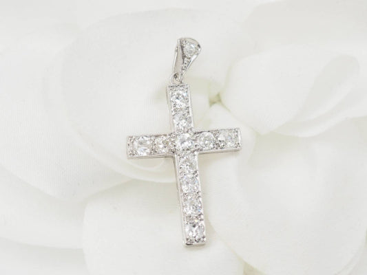 Pendentif croix en platine et diamants