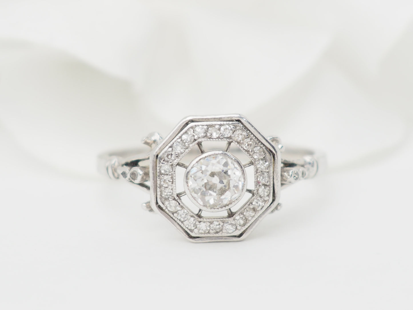 Bague hexagonale en or blanc et diamants