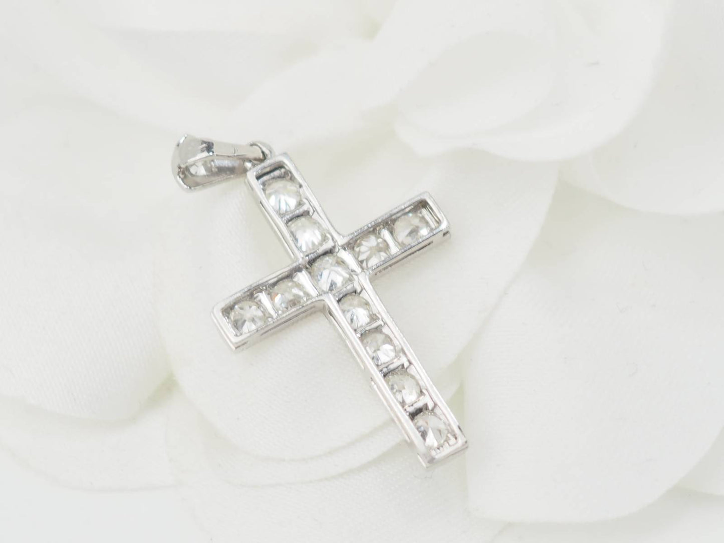 Pendentif croix en platine et diamants