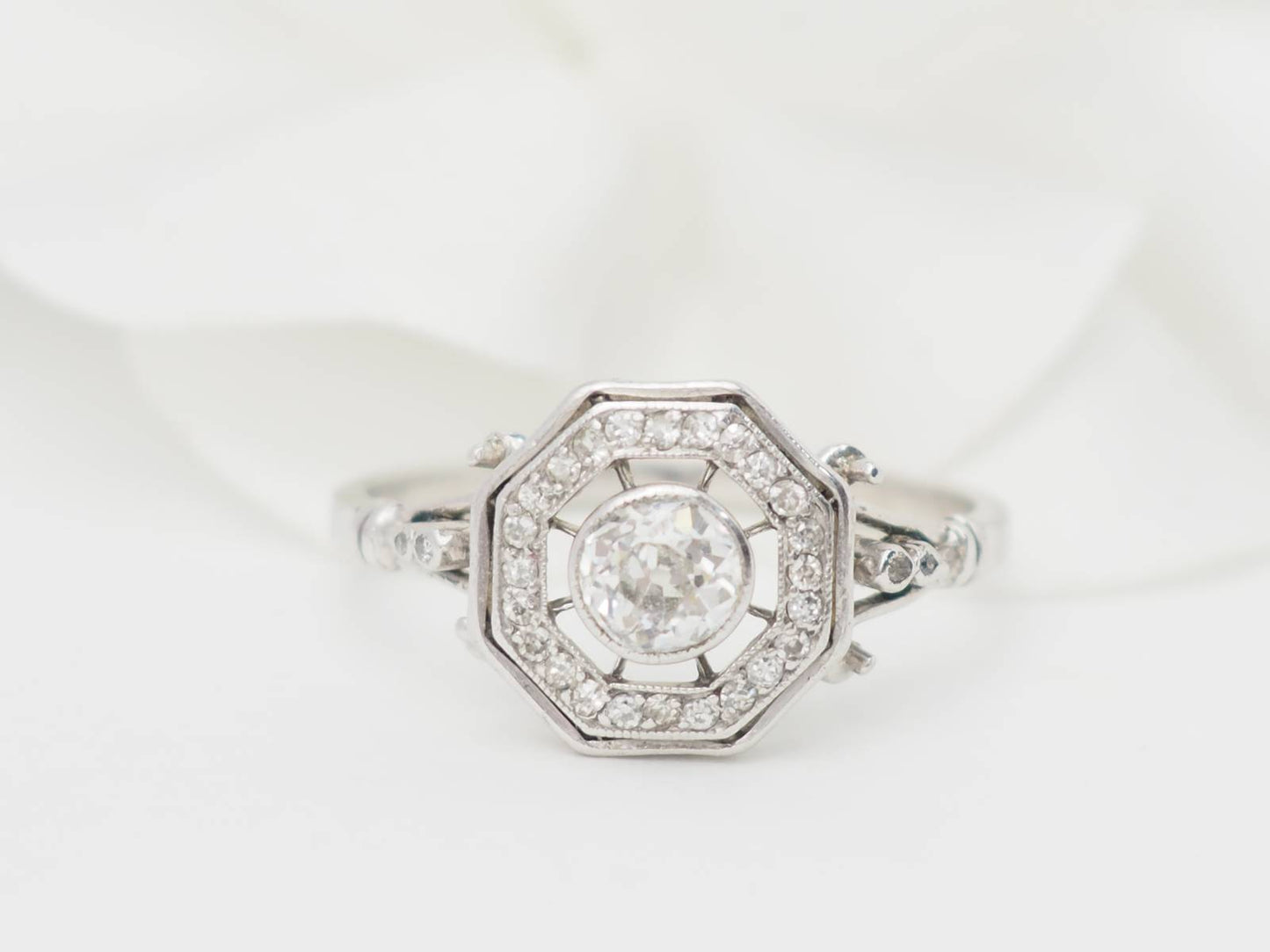 Bague hexagonale en or blanc et diamants