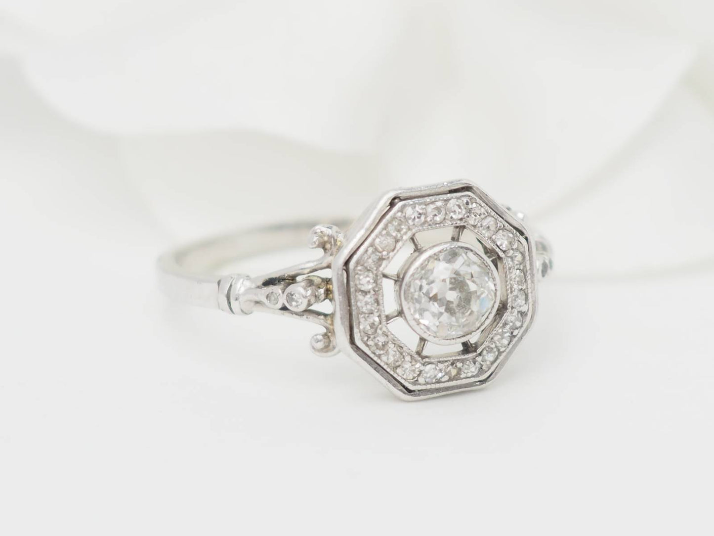 Bague hexagonale en or blanc et diamants