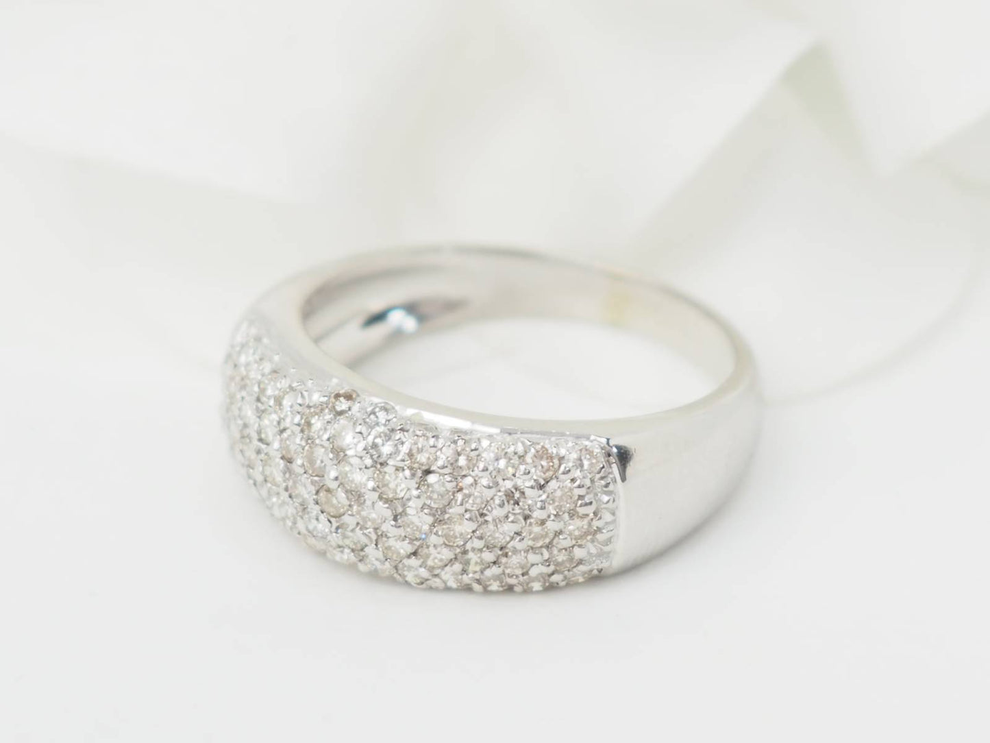Bague jonc en or blanc et diamants