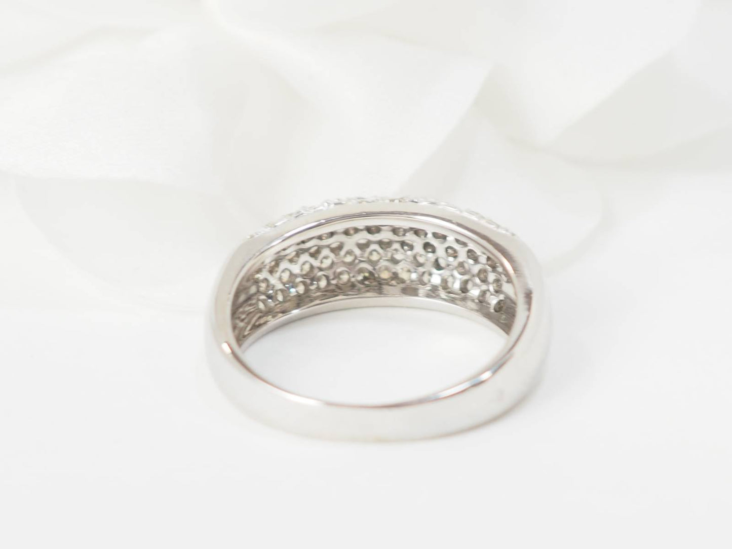 Bague jonc en or blanc et diamants
