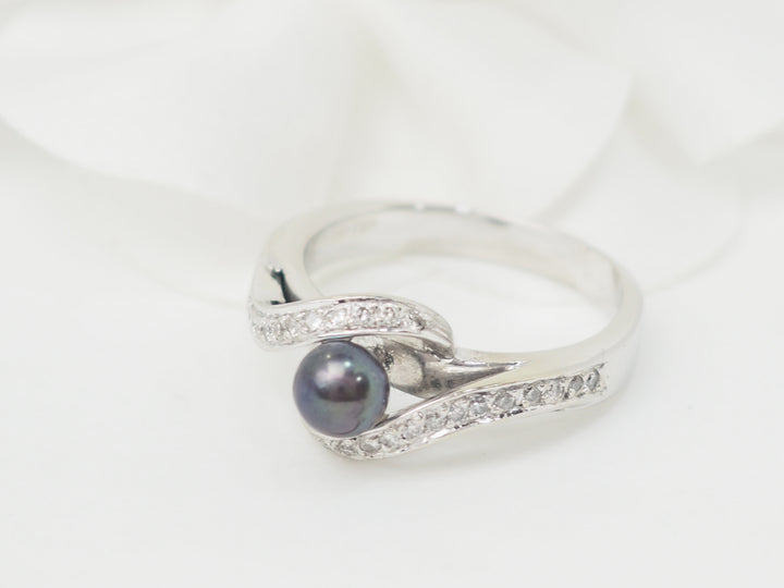 Bague en or blanc, perle de Tahiti et diamants