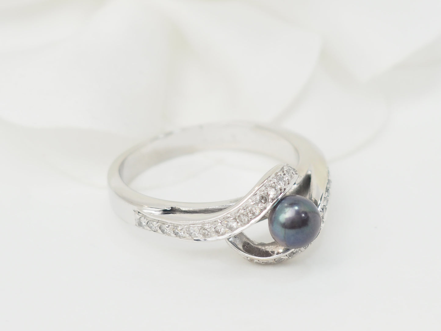 Bague en or blanc, perle de Tahiti et diamants