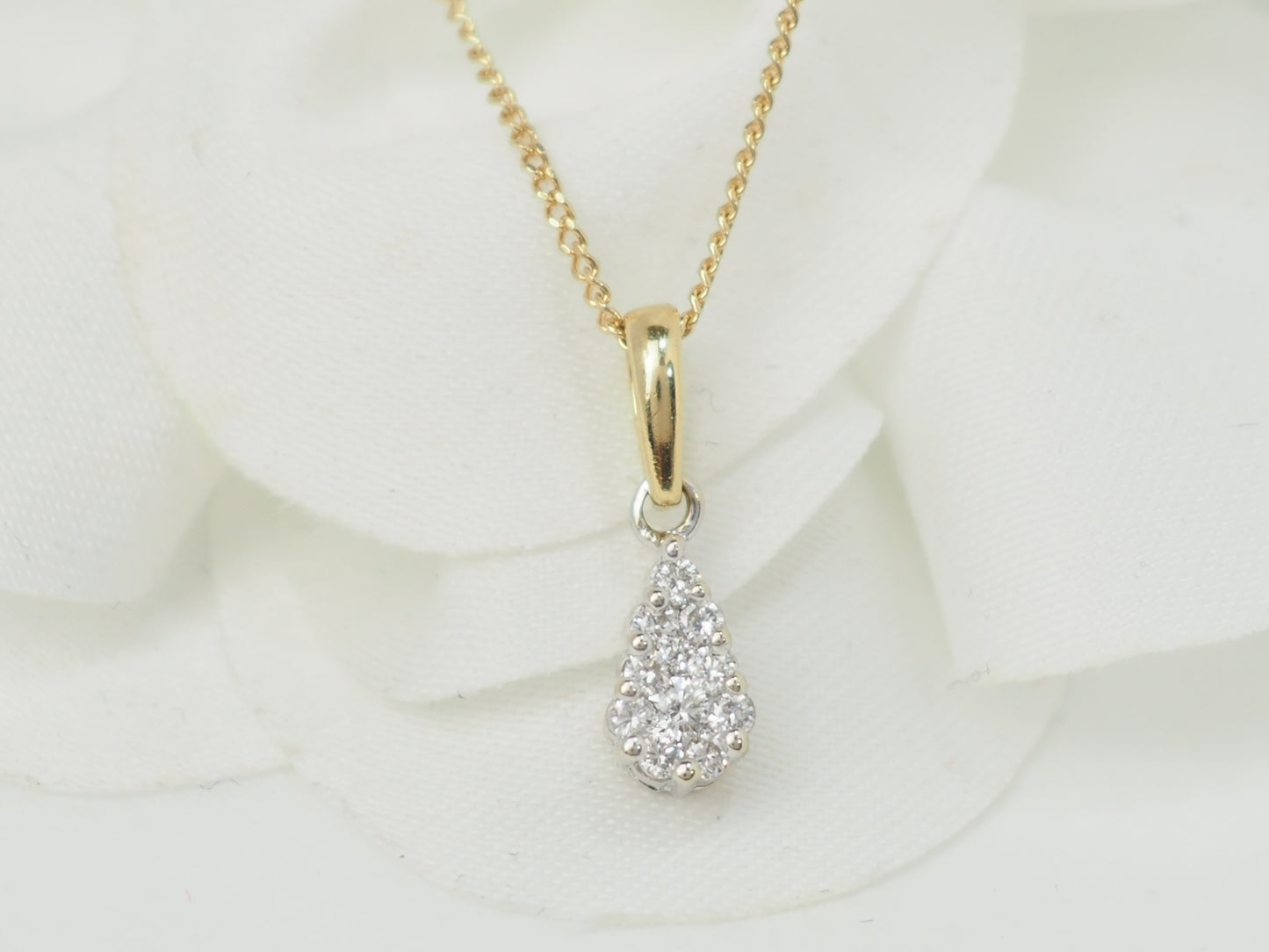 Collier pendentif goutte en or bicolore et diamants
