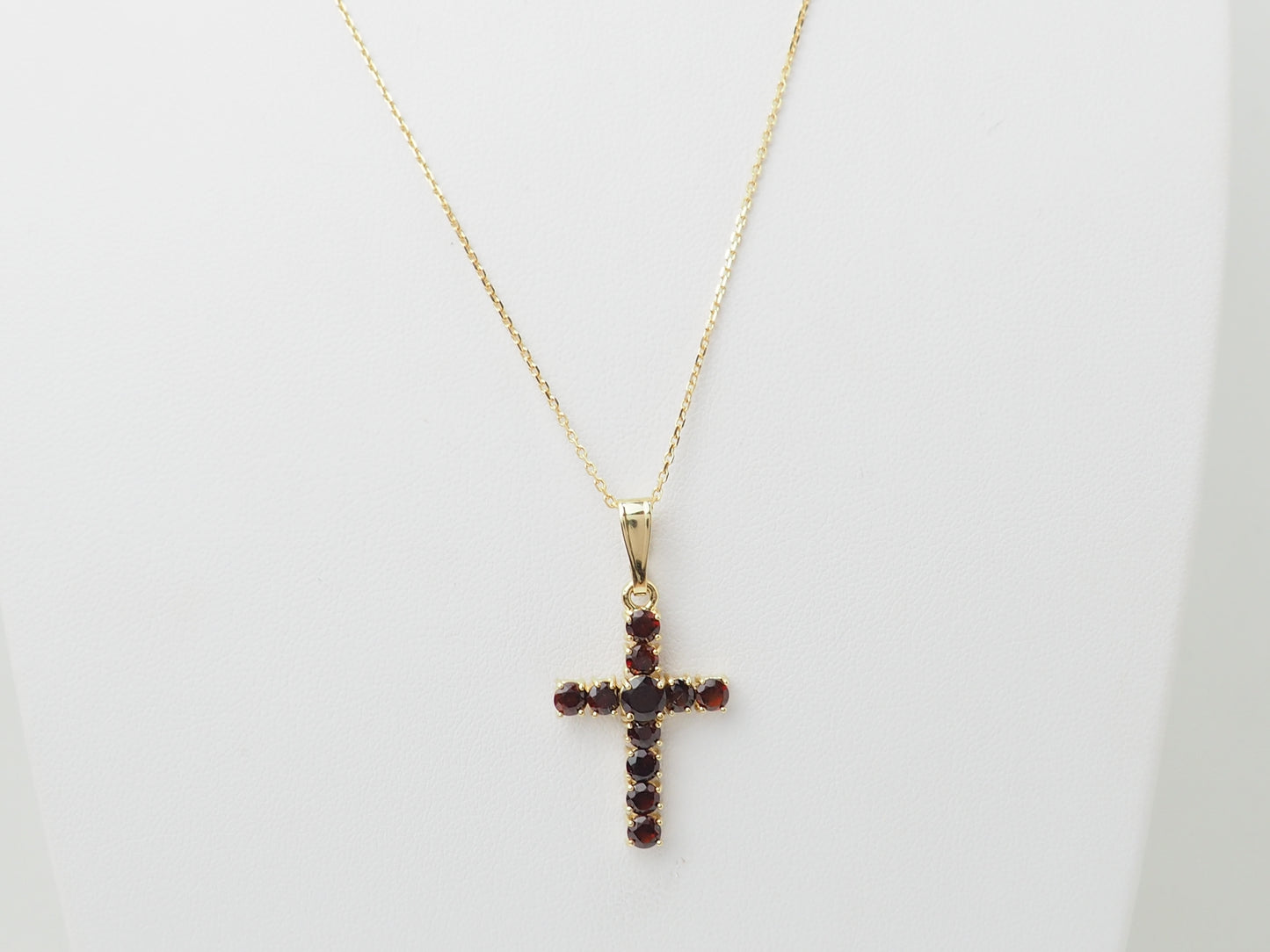 Collier pendentif croix en or jaune et grenats