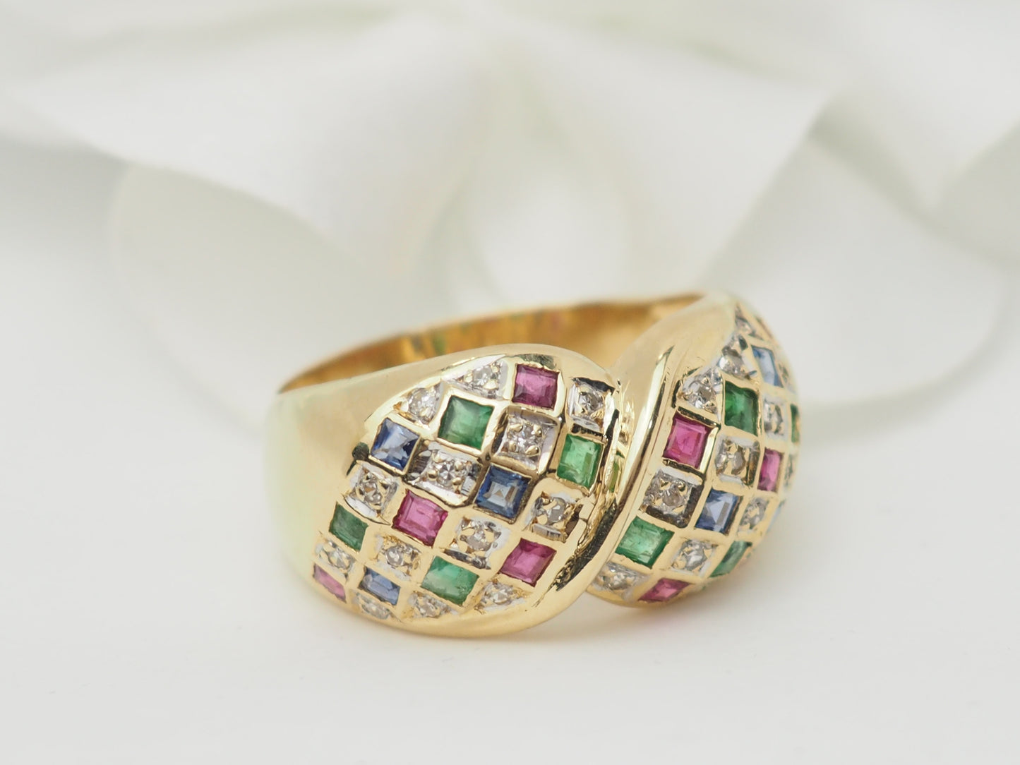 Bague pavée en or jaune, diamants et pierres précieuses