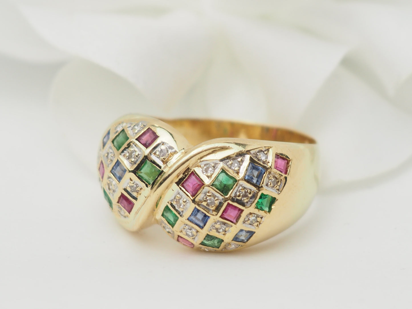 Bague pavée en or jaune, diamants et pierres précieuses