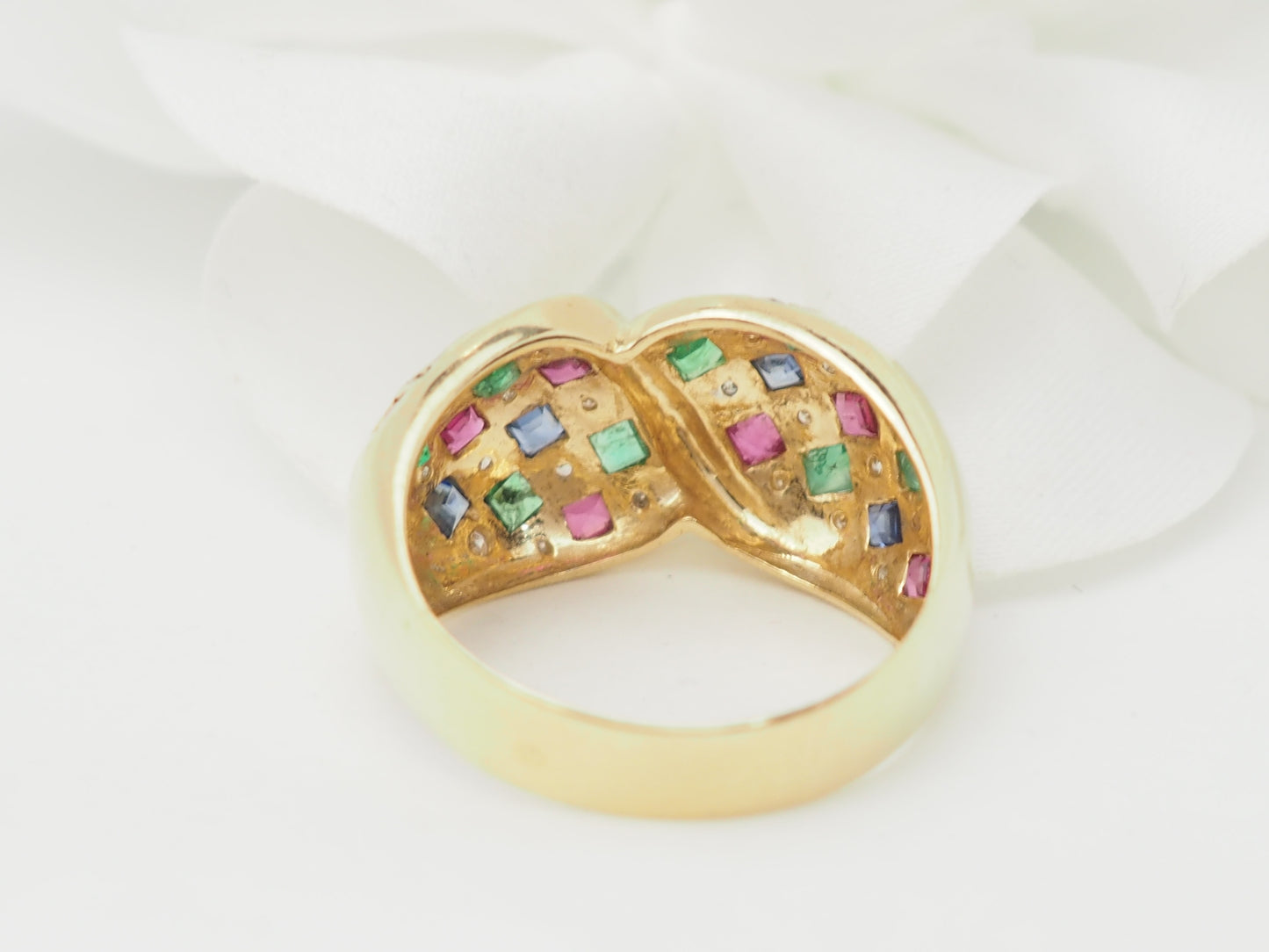 Bague pavée en or jaune, diamants et pierres précieuses