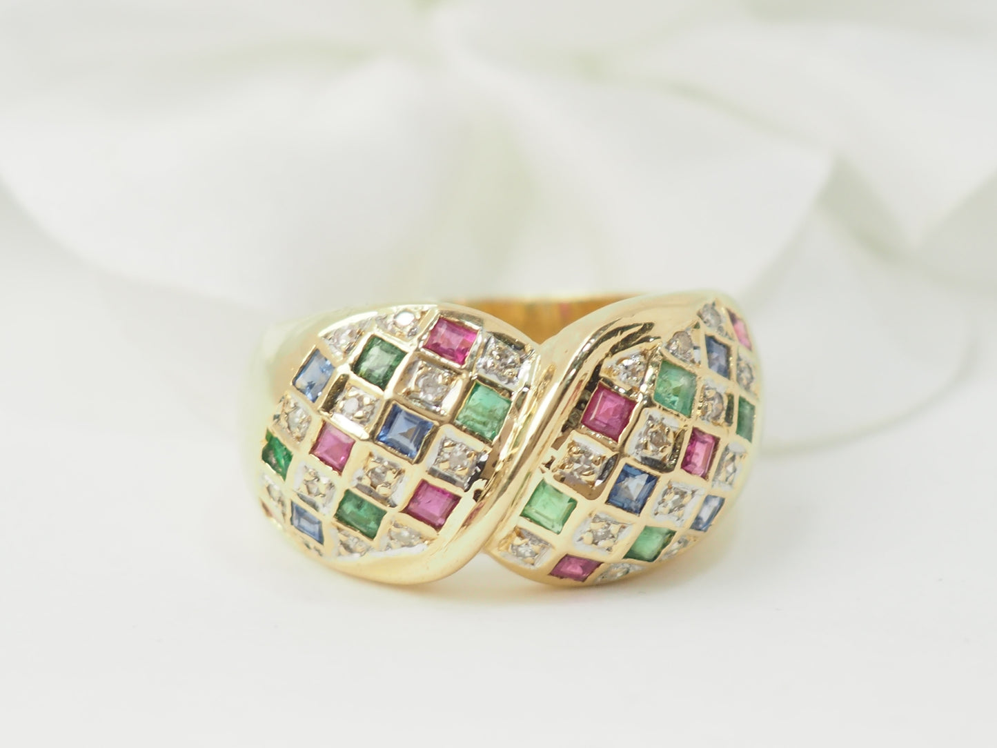 Bague pavée en or jaune, diamants et pierres précieuses