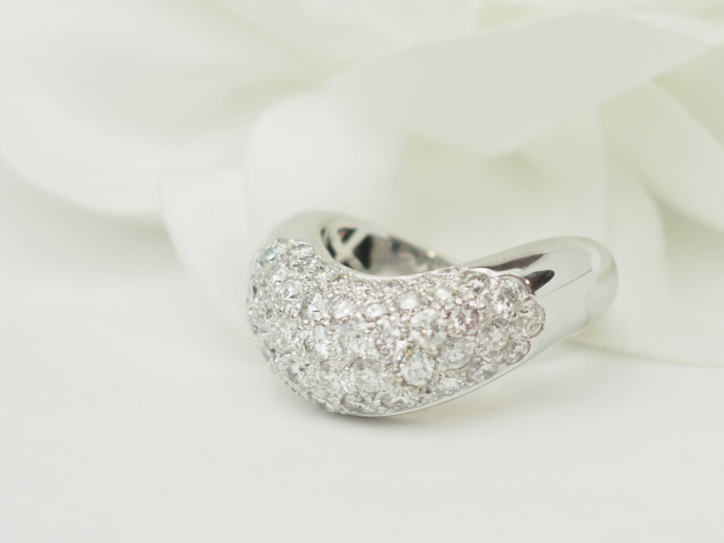 Bague vague pavée en or blanc et brillants