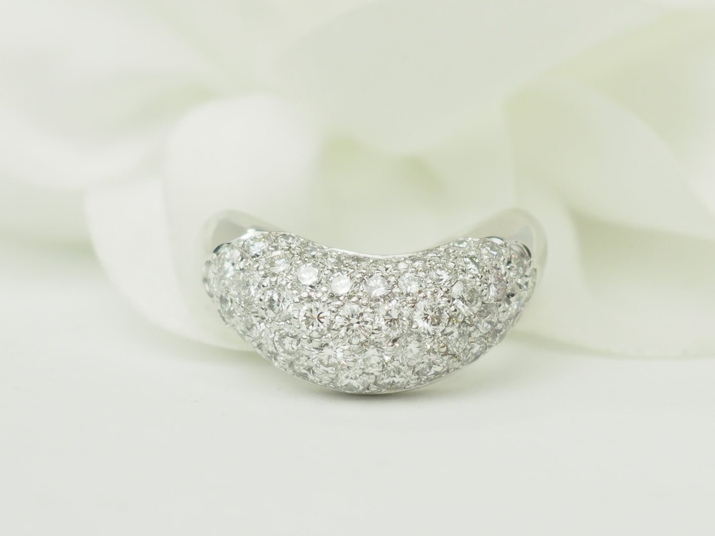 Bague vague en or blanc et diamants