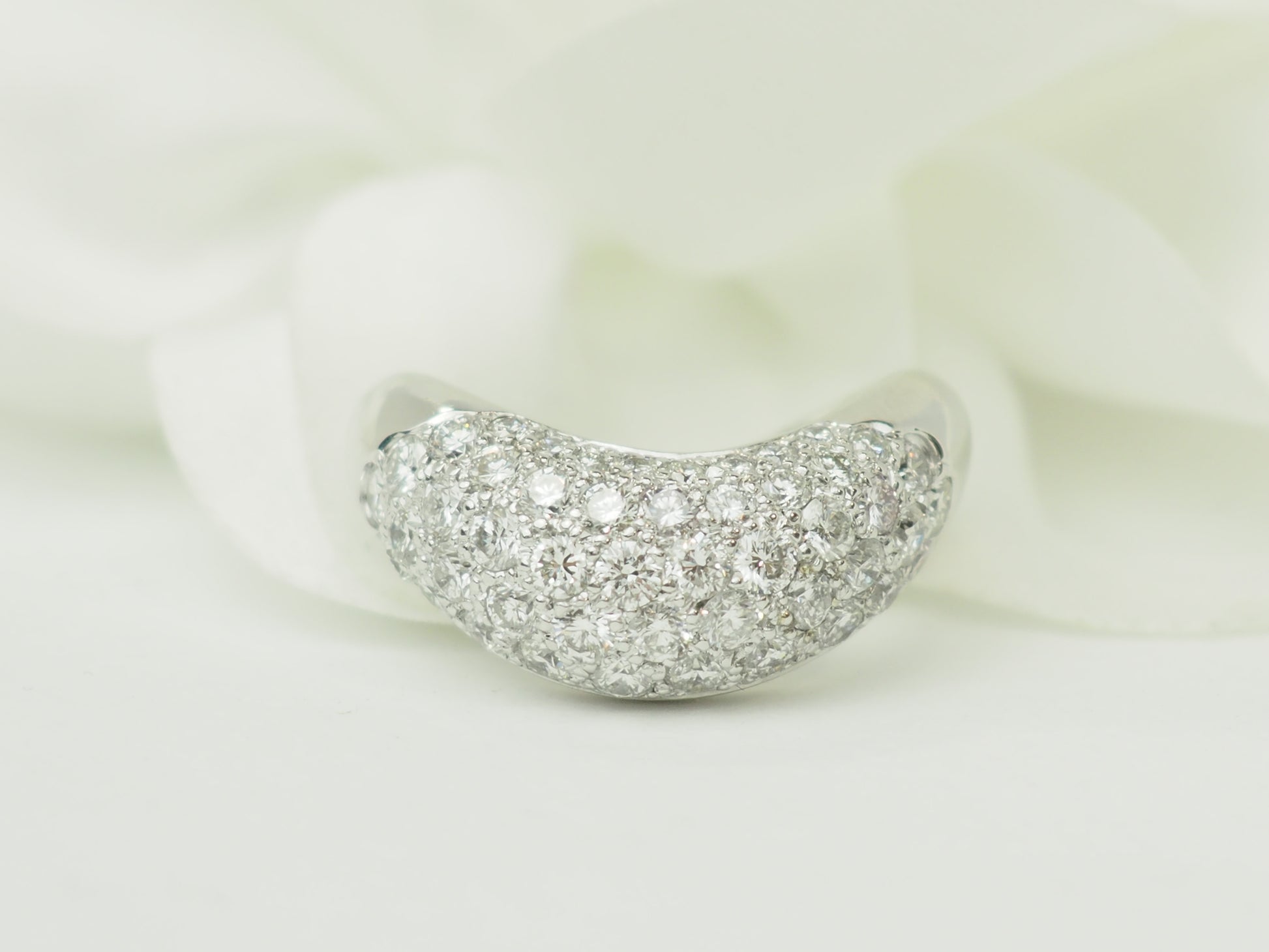 Bague vague en or blanc et diamants