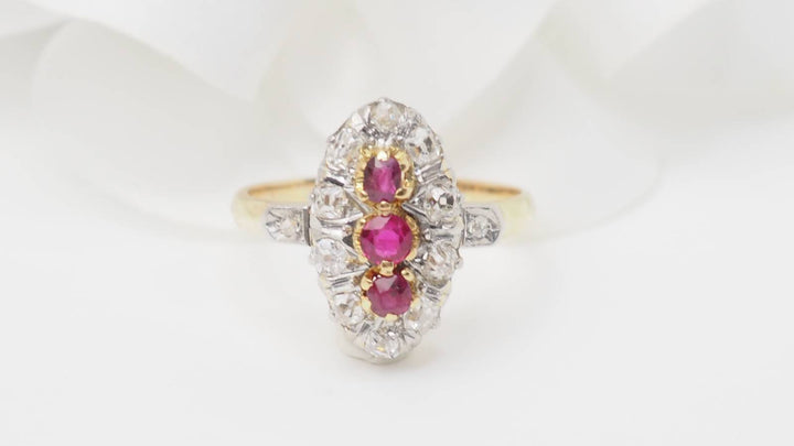 Bague en or jaune, rubis et diamants