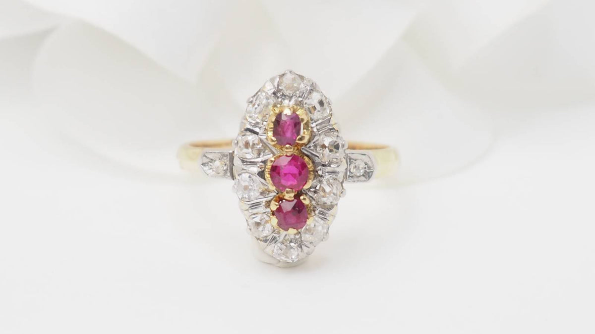 Bague ovale en or jaune, rubis et diamants