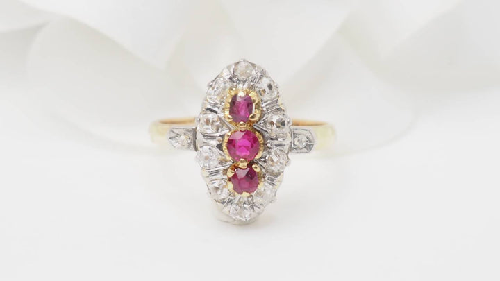 Bague ovale en or jaune, rubis et diamants