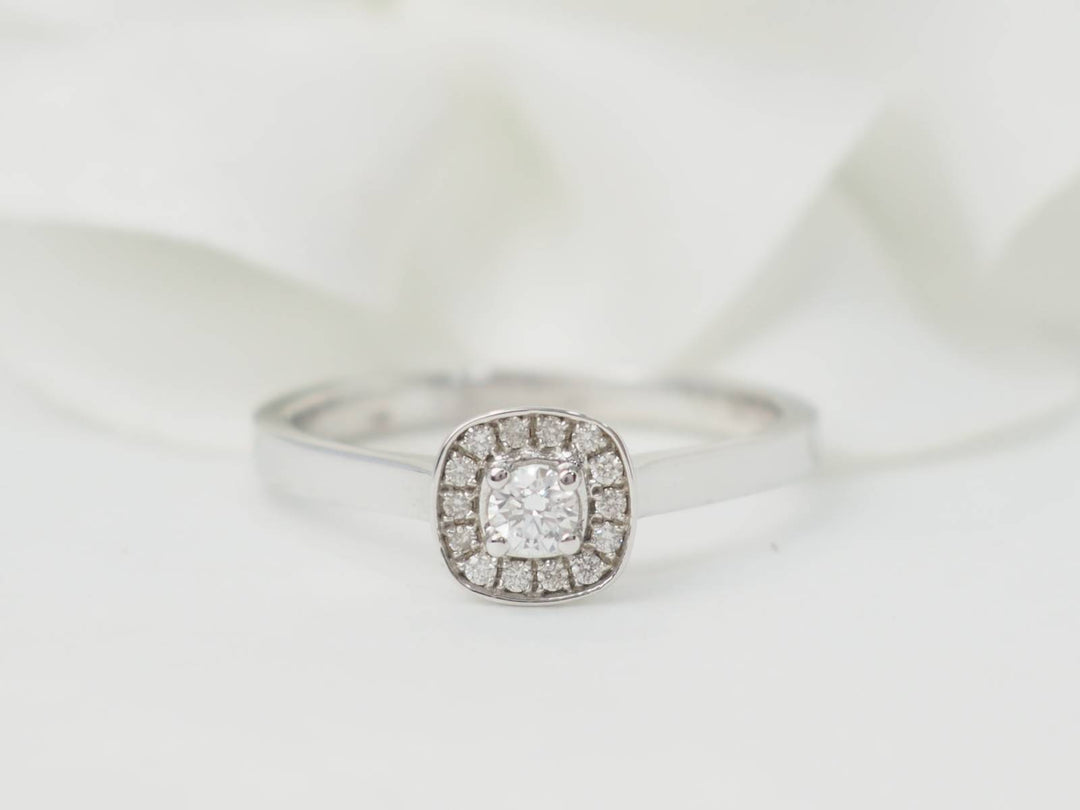 Bague solitaire en or blanc et diamants 0.15ct
