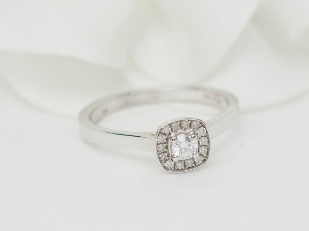 Bague solitaire en or blanc et diamants 0.15ct