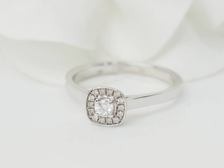 Bague solitaire en or blanc et diamants 0.15ct