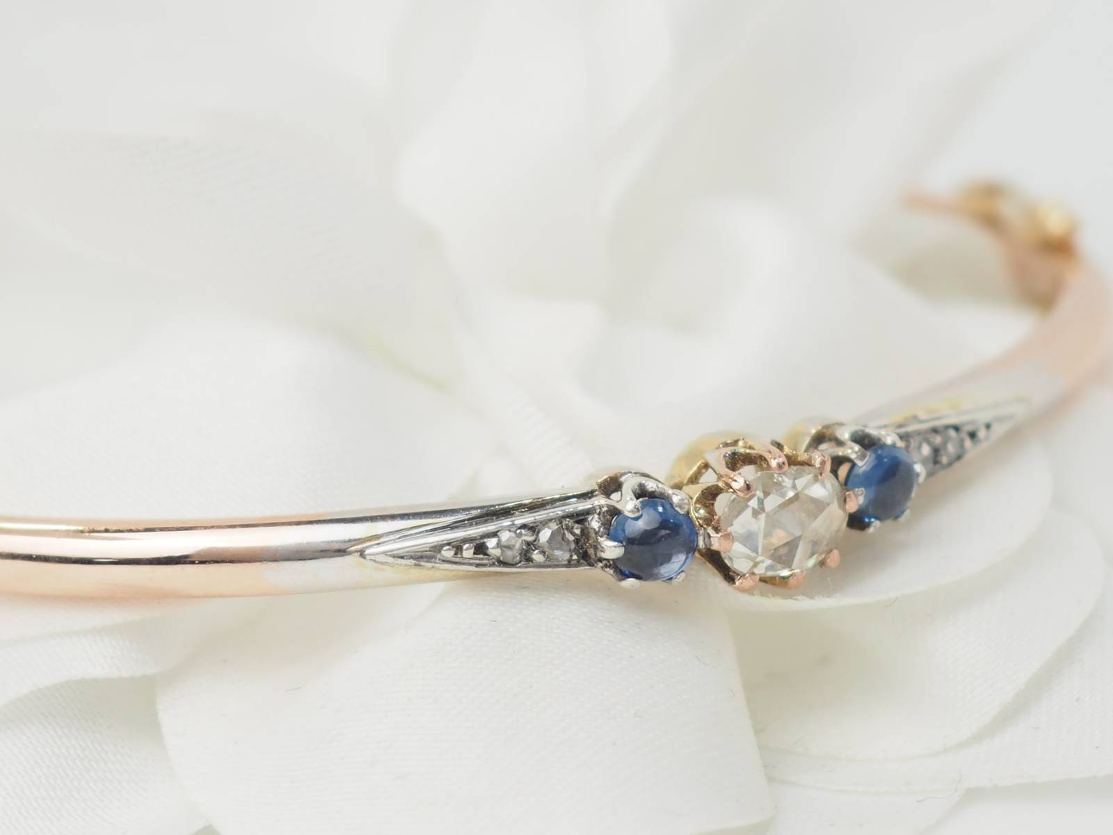 Bracelet années 1900 en or bicolore sertie de saphirs et diamant 