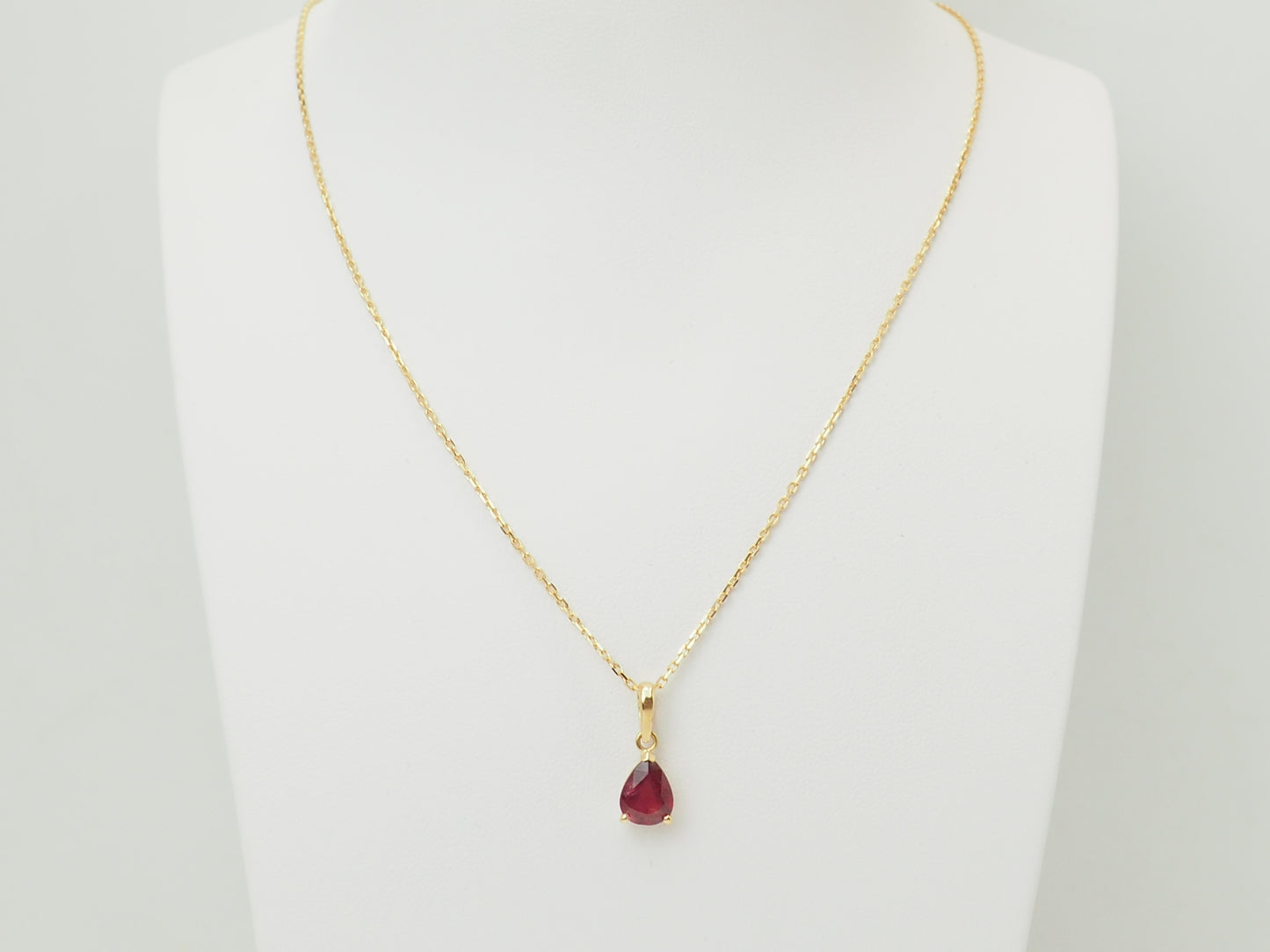 Pendentif rubis naturel taille poire 1,76 carat en or jaune