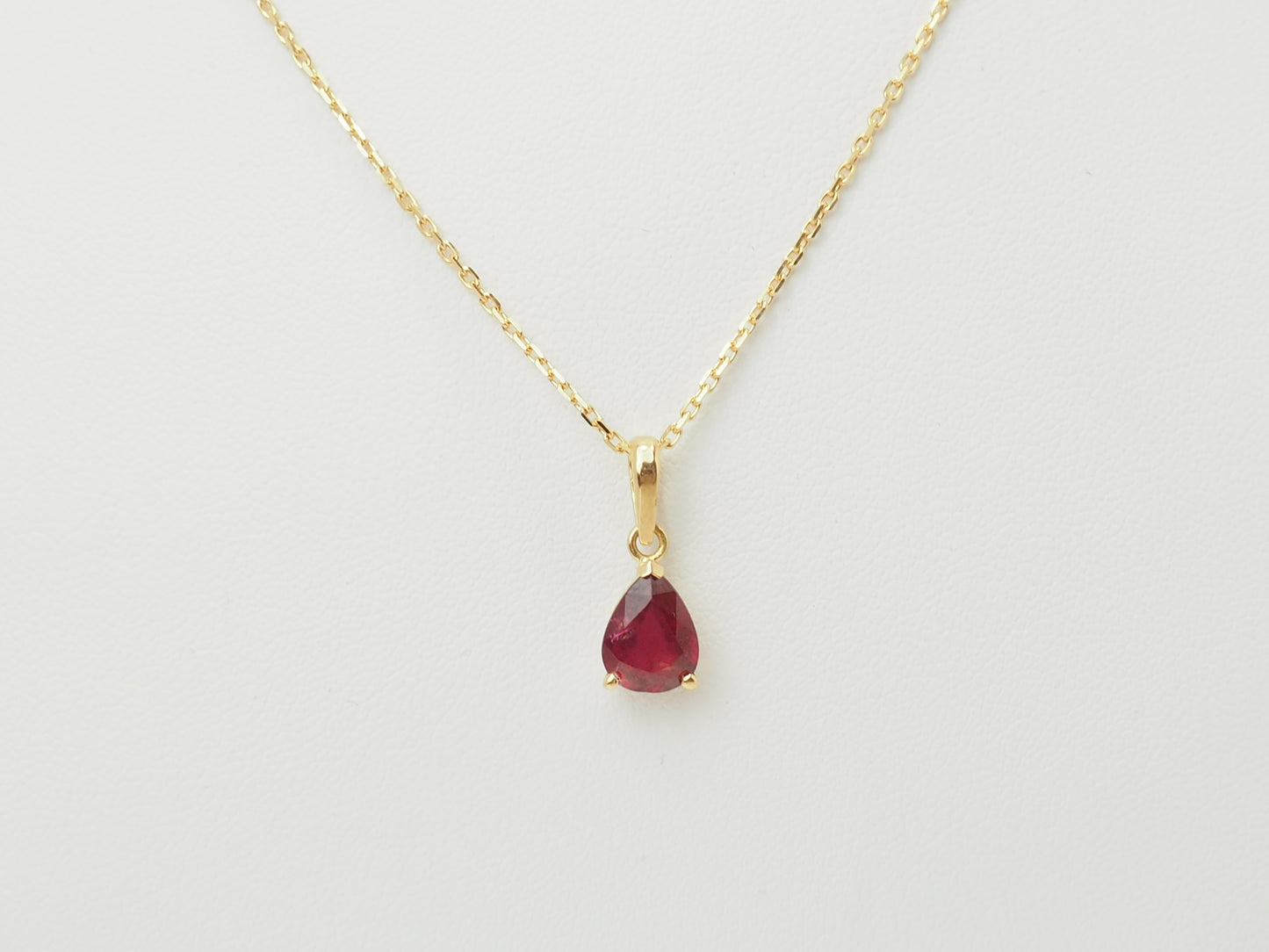 Pendentif rubis naturel taille poire 1,76 carat en or jaune