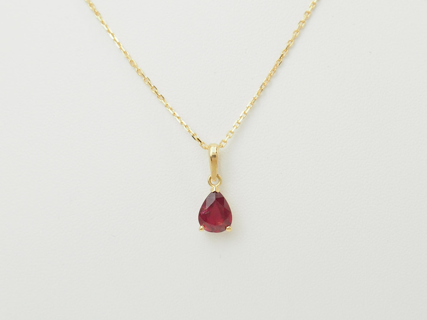 Pendentif rubis naturel taille poire 1,76 carat en or jaune