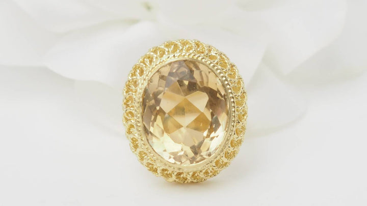 Bague filigranée en or jaune et citrine facettée