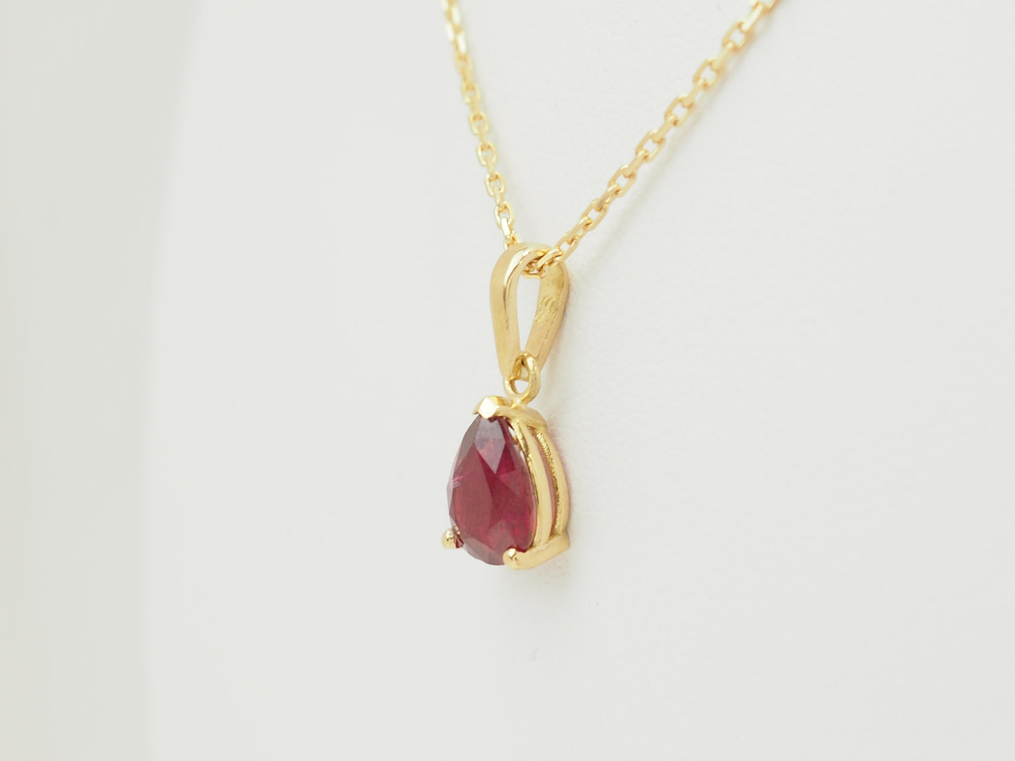 Pendentif rubis naturel taille poire 1,76 carat en or jaune