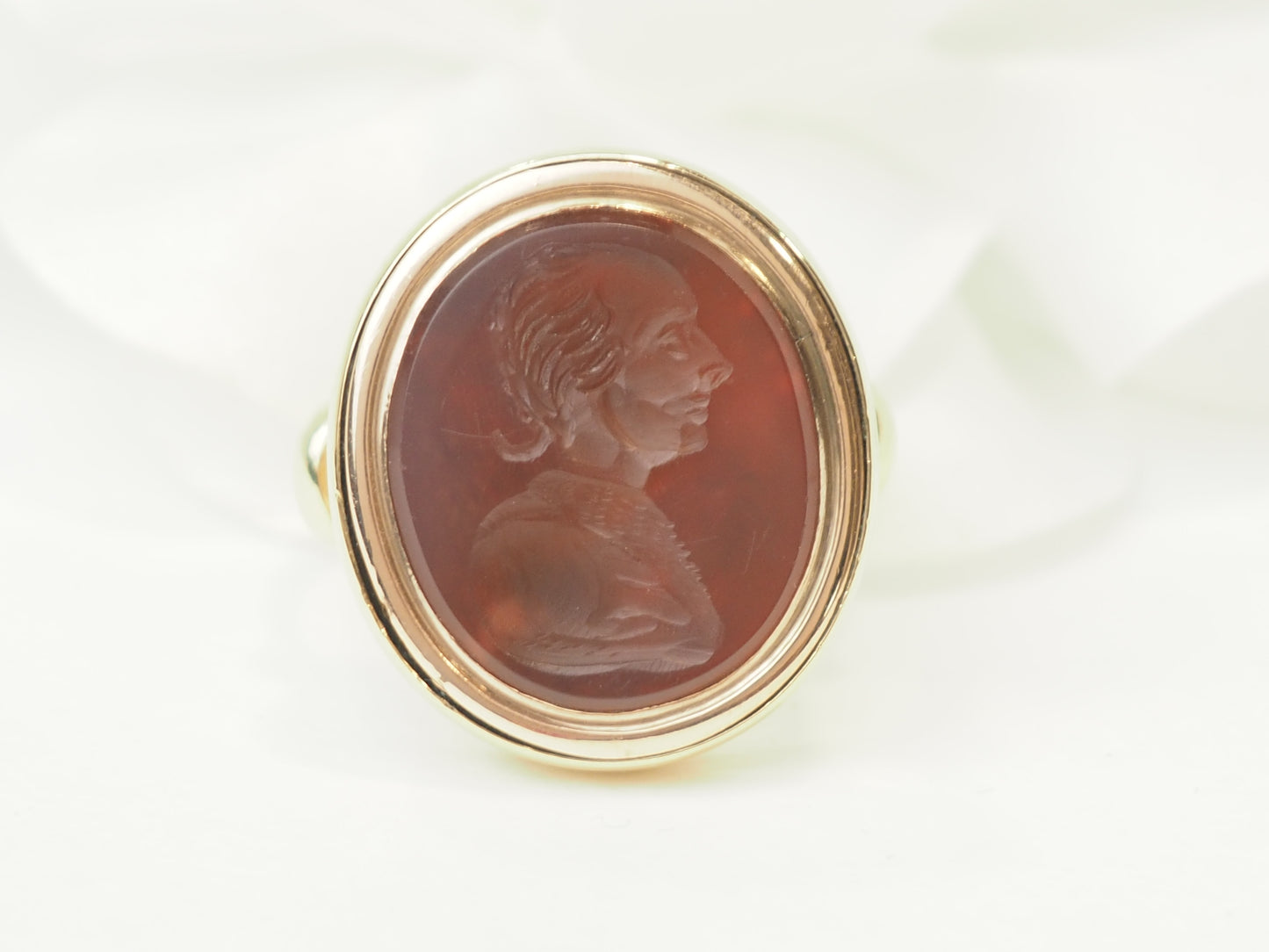 Bague intaille sur cornaline en or jaune et or rose